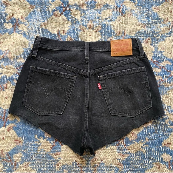 Levi's 501 Shorts in Washed Black 27 - Picture 4 of 6
